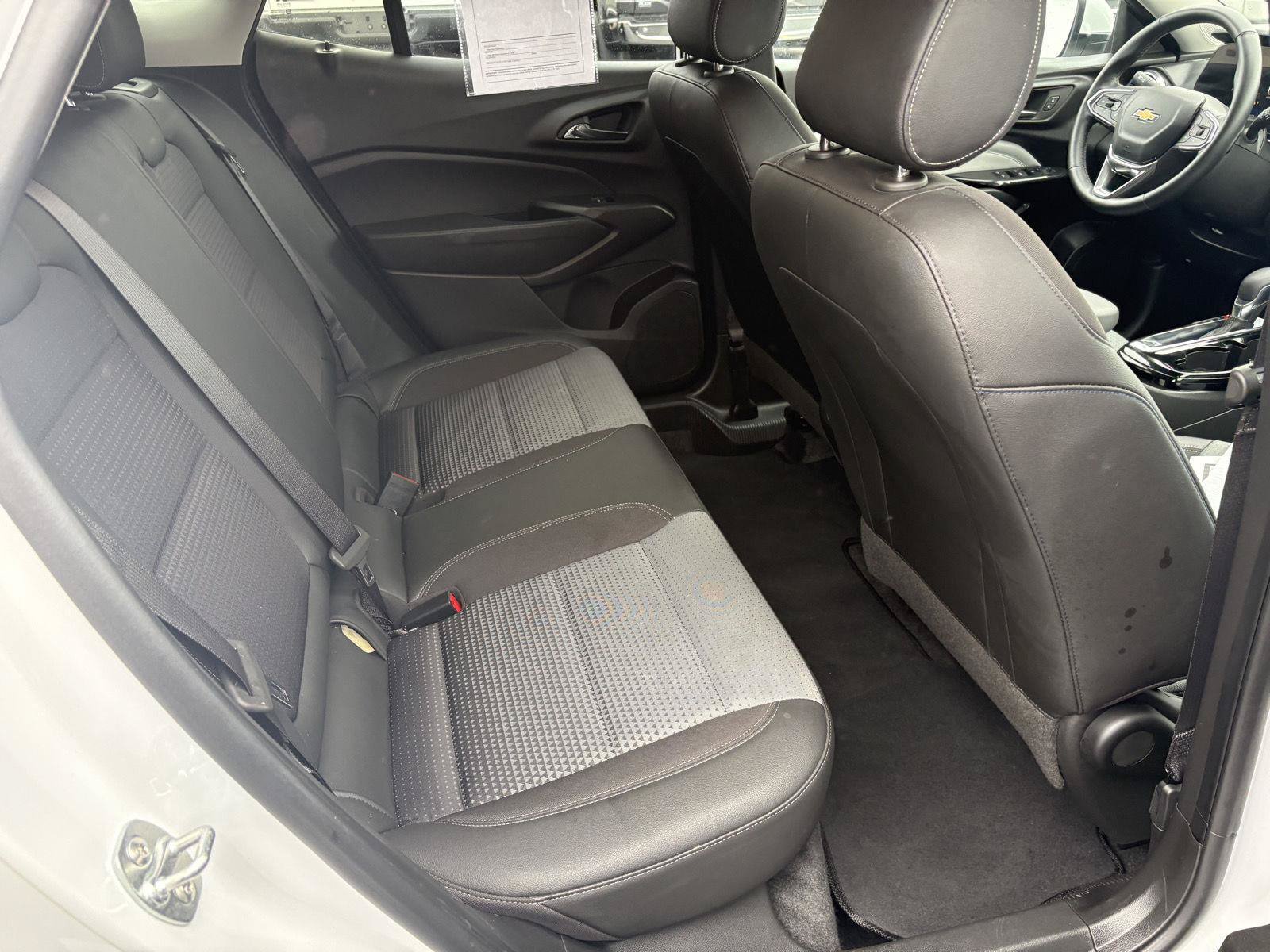 Used 2025 Chevrolet Trax LT w/ LT Convenience Package FWD image 16