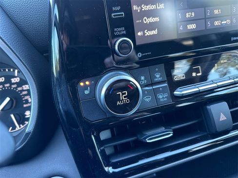 Used 2021 Toyota Highlander XLE image 25