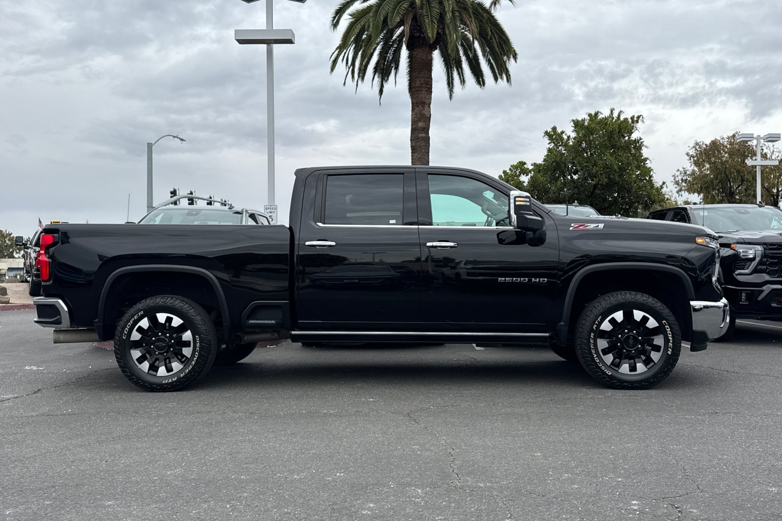 Used 2024 Chevrolet Silverado 2500 LTZ w/ LTZ Premium Package AWD/4WD image 4