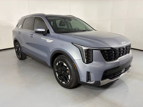 Used 2024 Kia Sorento S image 2