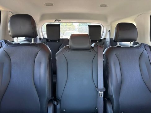 Used 2025 Kia Carnival FWD image 30