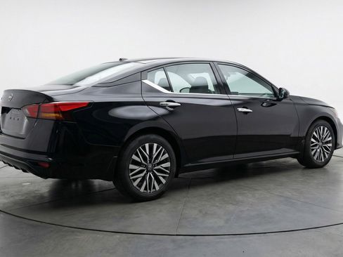 Used 2025 Nissan Altima 2.5 SV FWD image 9