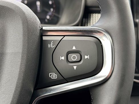 Used 2022 Volvo XC40 T5 R-Design image 32