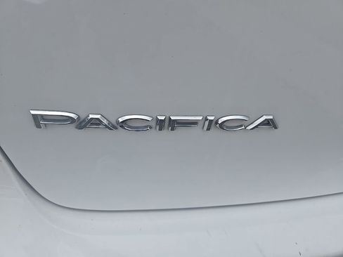 Used 2024 Chrysler Pacifica Touring-L image 40