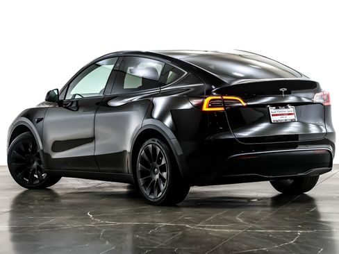 Used 2021 Tesla Model Y Long Range image 11