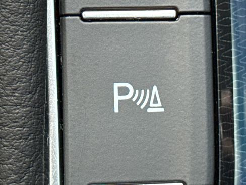 Certified 2025 Volkswagen Taos SE image 35