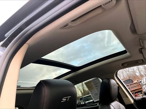 Used 2023 Buick Envision Essence w/ Sport Touring Package image 22