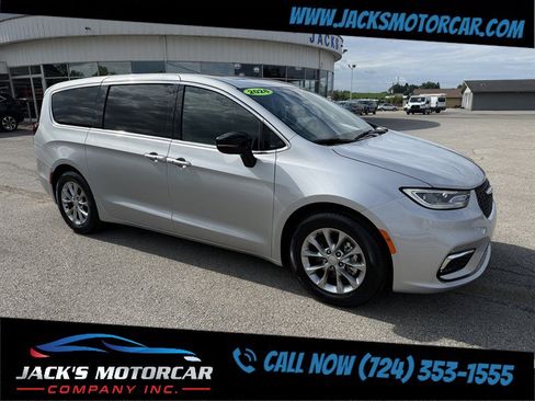 Used 2026 Chrysler Pacifica Limited FWD image 6