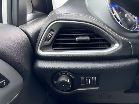 Used 2025 Chrysler Pacifica Limited FWD image 44