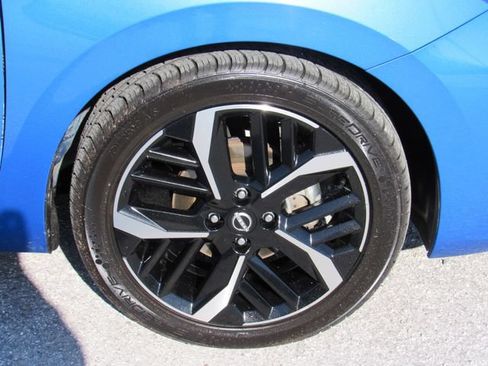 Used 2024 Nissan Versa SR FWD image 9
