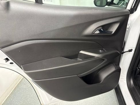 Used 2025 Chevrolet Trax RS w/ Sunroof Package FWD image 16