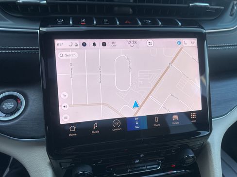 Used 2023 Jeep Grand Cherokee Limited image 31