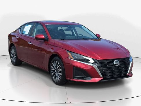 Used 2023 Nissan Altima 2.5 SV w/ SV Premium Package AWD/4WD image 3