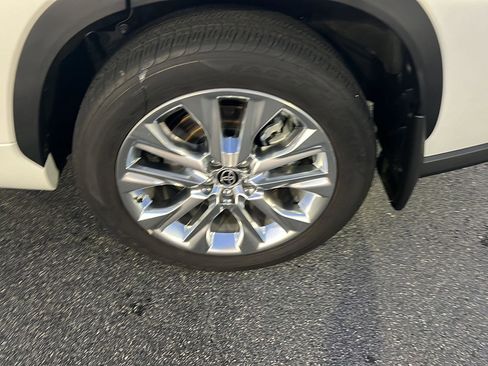 Used 2024 Toyota Highlander Limited image 42