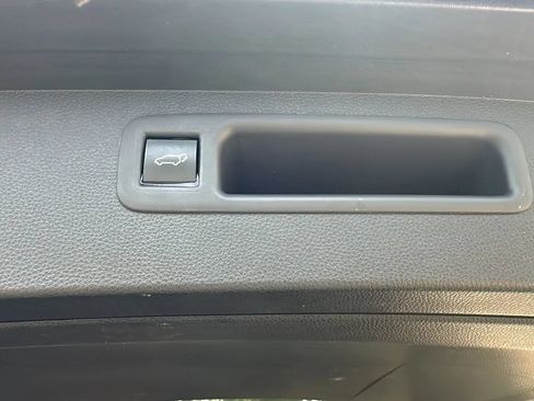 Used 2021 Toyota Highlander LE FWD image 12