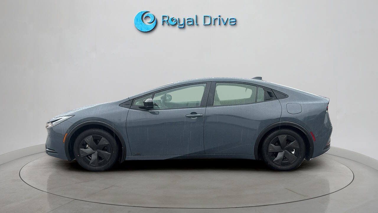 Used 2024 Toyota Prius LE AWD/4WD image 3