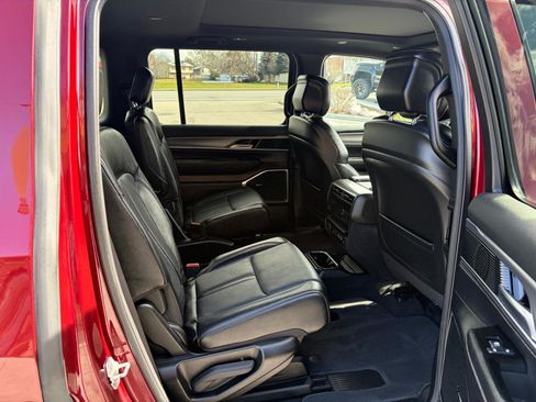 Used 2024 Jeep Wagoneer Series II image 8