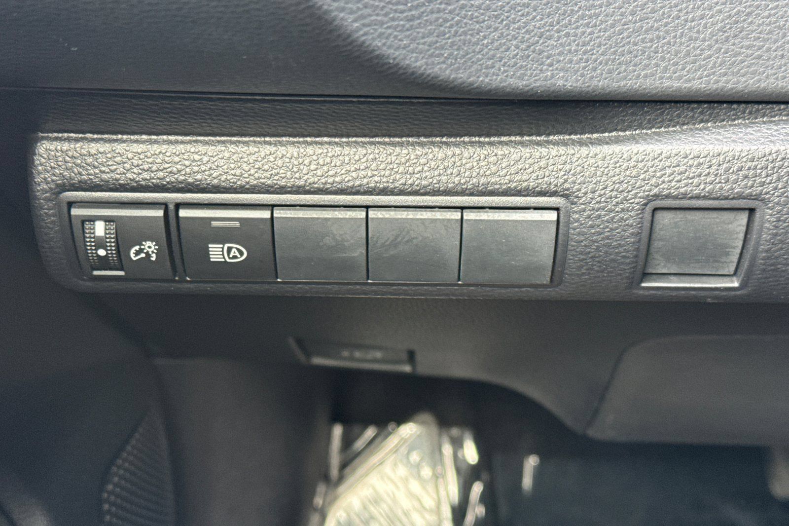 Used 2023 Toyota Corolla LE w/ LE Convenience Package FWD image 33
