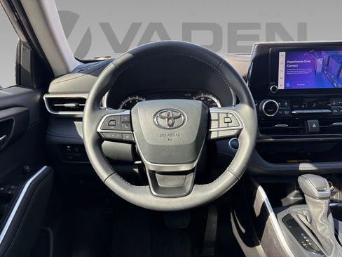 Used 2025 Toyota Highlander XLE image 13