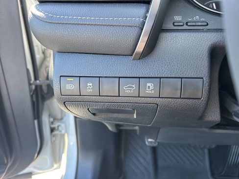 Used 2022 Toyota Camry SE image 6