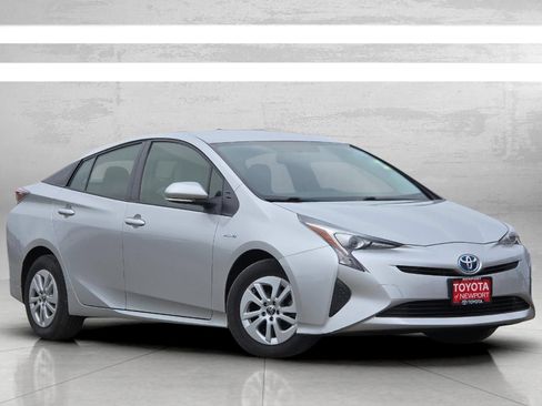 Used 2016 Toyota Prius Two FWD image 2