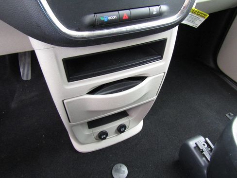 Used 2019 Dodge Grand Caravan SE w/ UConnect Hands-Free Group image 18