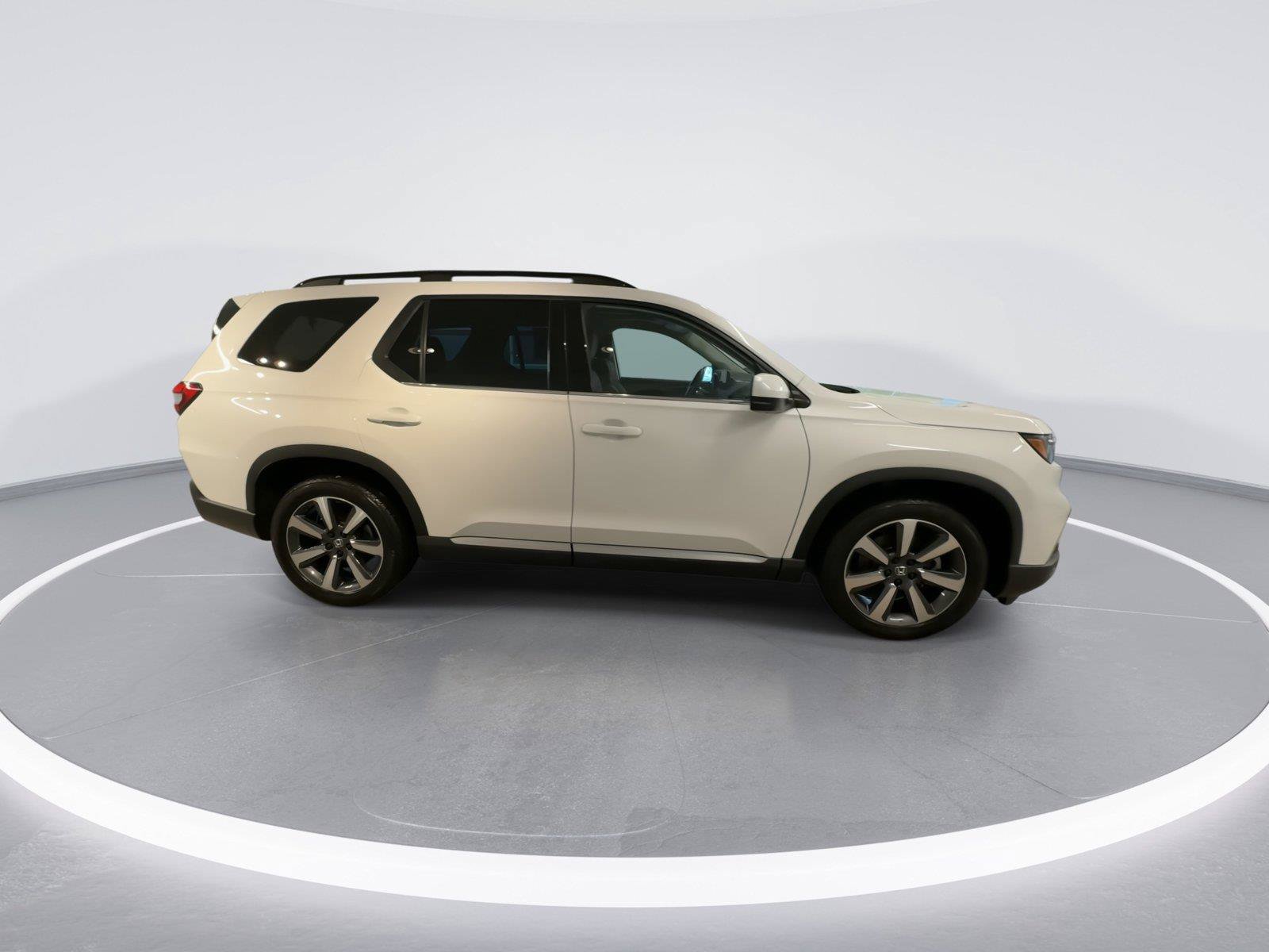 Used 2025 Honda Pilot Touring image 9