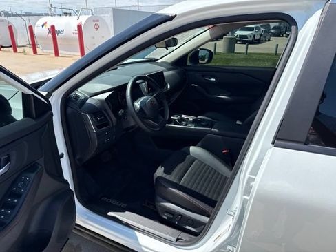 Used 2025 Nissan Rogue SV AWD/4WD image 15