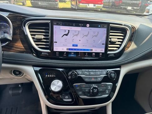 Used 2024 Chrysler Pacifica Limited AWD/4WD image 13
