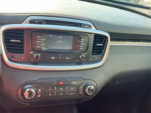 Used 2018 Kia Sorento L image 16