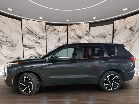 Used 2024 Mitsubishi Outlander FWD image 2