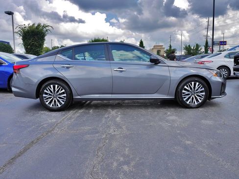 Used 2025 Nissan Altima 2.5 SV FWD image 8