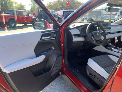 New 2025 Mitsubishi Outlander SE image 6