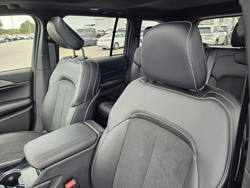 New 2025 Jeep Grand Cherokee Altitude image 16