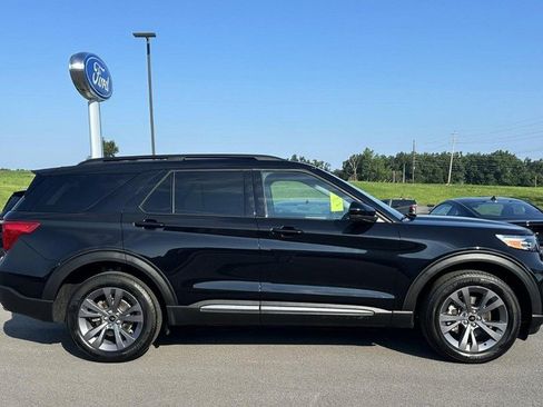 Used 2024 Ford Explorer XLT w/ Equipment Group 202A AWD/4WD image 2