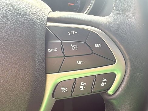 Used 2019 Jeep Grand Cherokee Overland AWD/4WD image 18