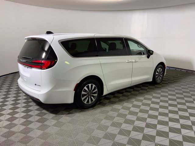 Used 2024 Chrysler Pacifica Limited FWD image 6