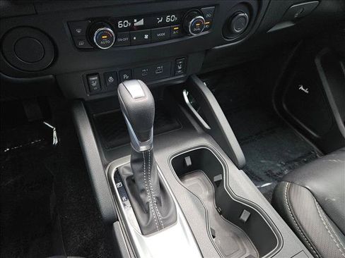 Used 2025 Nissan Frontier SL RWD image 16