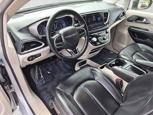 Used 2023 Chrysler Pacifica Touring-L FWD image 13