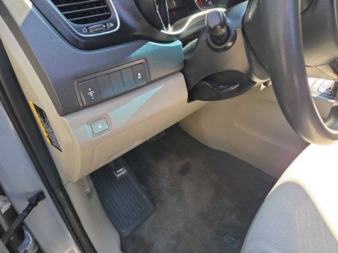 Used 2016 Kia Sedona LX w/ LX Convenience Package FWD image 28