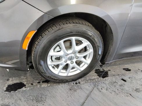 Used 2023 Chrysler Pacifica Touring-L image 43