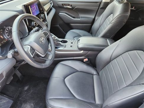 Certified 2024 Toyota Highlander XLE image 8