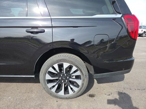 Used 2025 Ford Expedition Platinum w/ Driver's Package image 17