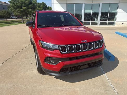 Used 2024 Jeep Compass Latitude image 2
