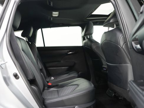 Used 2025 Toyota Highlander XSE AWD/4WD image 14