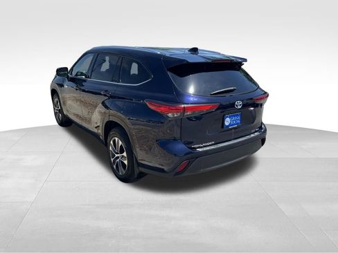 Used 2021 Toyota Highlander XLE AWD/4WD image 3