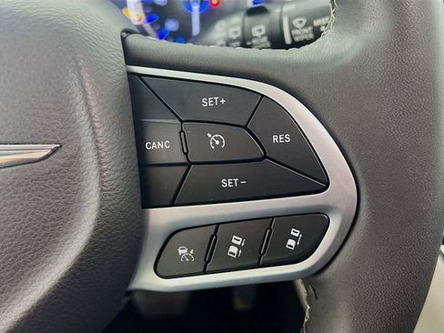 Used 2022 Chrysler Pacifica Touring-L image 32