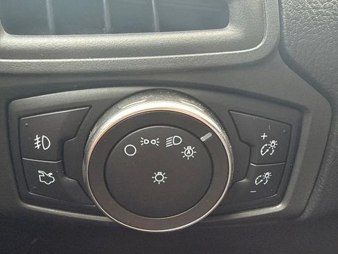 Used 2018 Ford Focus SE w/ SE Appearance Package FWD image 24