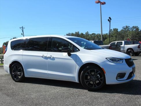 New 2026 Chrysler Pacifica Select image 2