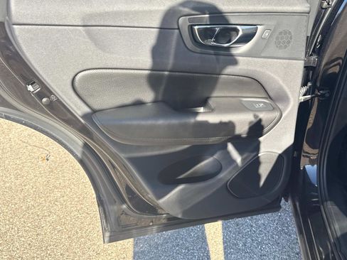 Used 2019 Volvo XC60 T5 Momentum w/ Premium Package image 11